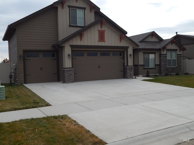 craftsman inspired home with a front yard