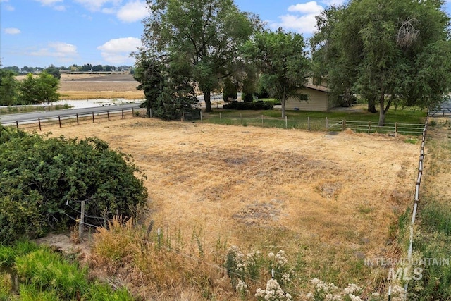 view of yard featuring a rural view