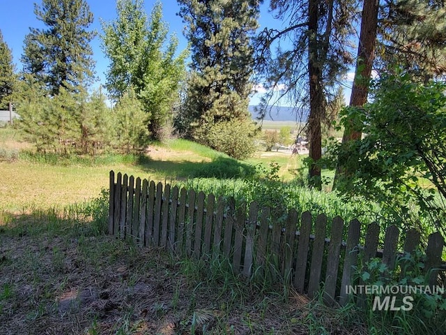 607/611 S Main St, Cascade, ID 83611 - view of yard
