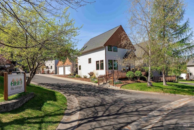view of front of house featuring driveway and a front lawn