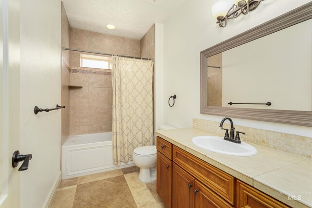 full bathroom with toilet, vanity, and shower / tub combo