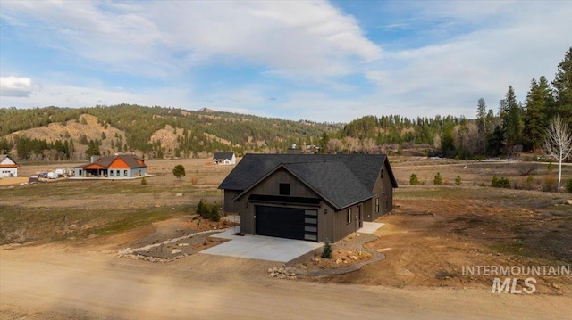 view of front of property featuring driveway