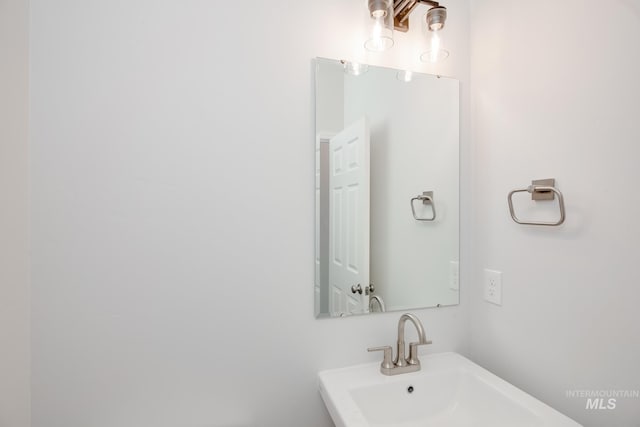 bathroom featuring sink