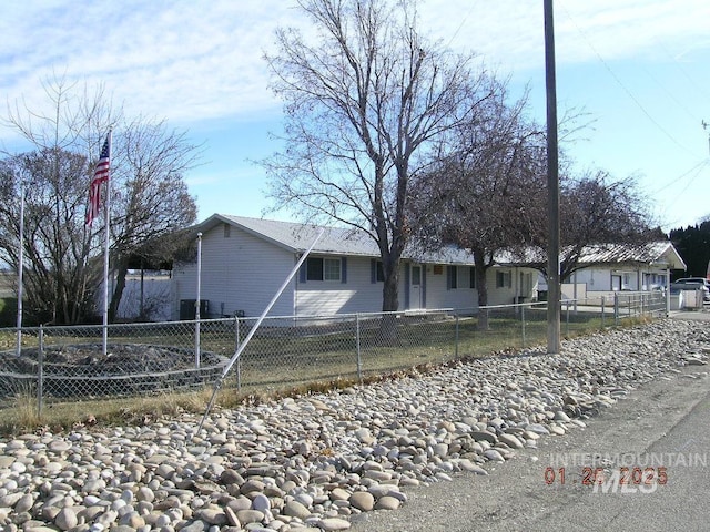 ranch-style house featuring fence private yard