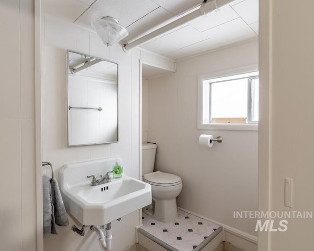 bathroom featuring a sink and toilet