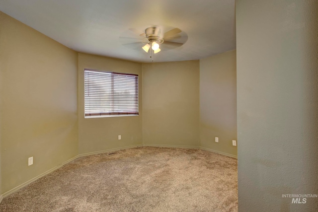 unfurnished room with light carpet and ceiling fan