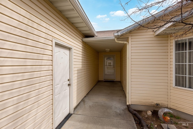 property entrance with a shingled roof