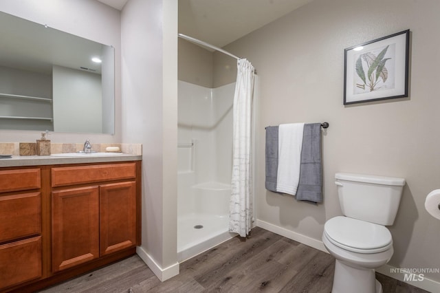 3438 5th St Unit D, Lewiston, ID 83501 - full bath with wood finished floors, vanity, toilet, and a shower with shower curtain