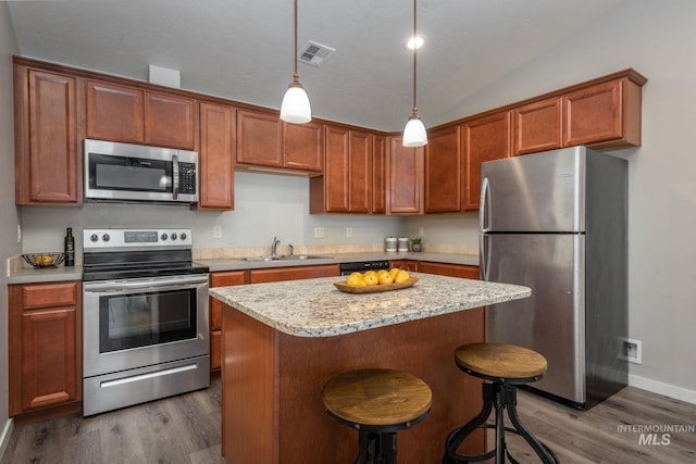 3438 5th St Unit D, Lewiston, ID 83501 - kitchen featuring stainless steel appliances, a sink, dark wood-style floors, a center island, and a kitchen breakfast bar