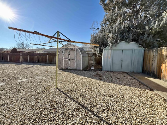 view of yard with a storage shed