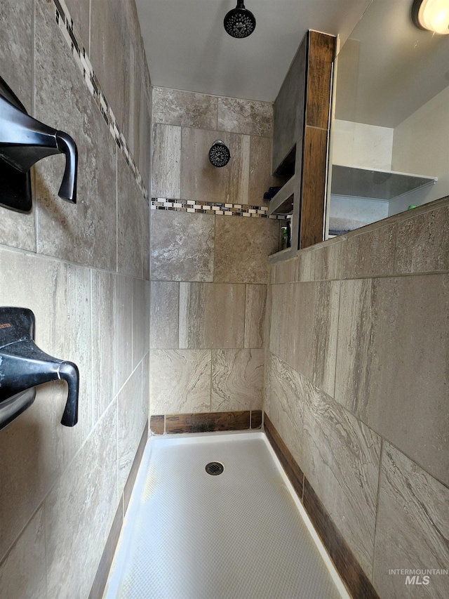 full bathroom featuring tiled shower