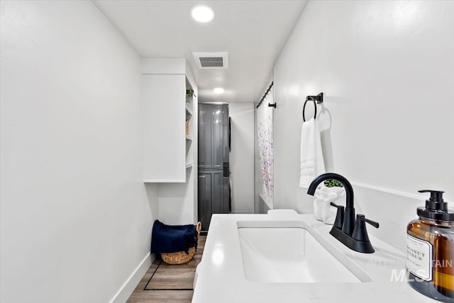 362-436 W London St, Middleton, ID 83644 - interior space featuring baseboards, visible vents, wood finished floors, tub / shower combination, and a sink