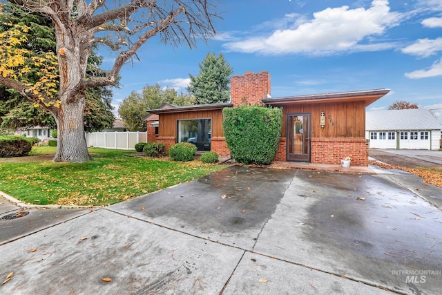 view of front of property with a front lawn