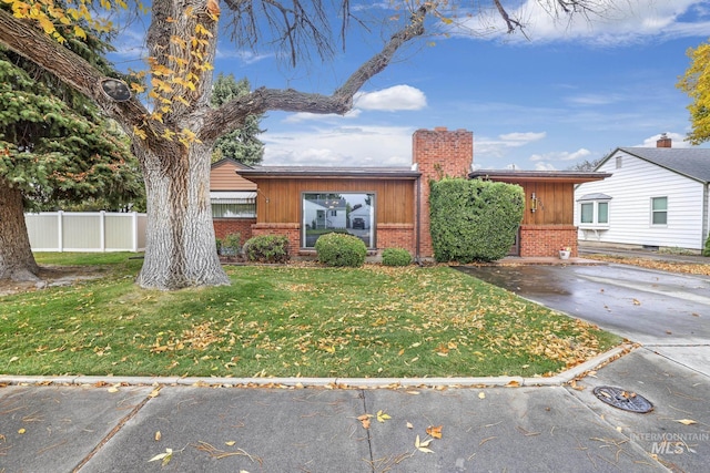 single story home with a front lawn