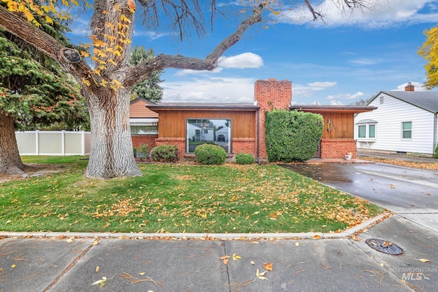 ranch-style house with a front yard