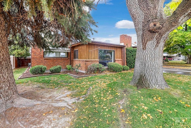 view of front of property featuring a front yard