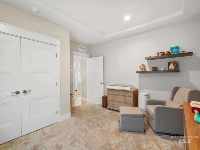 living area with visible vents, carpet floors, baseboards, a raised ceiling, and recessed lighting