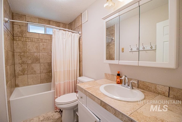 1627 Verdant Ct, Emmett, ID 83617 - bathroom featuring toilet, vanity, and shower / tub combo