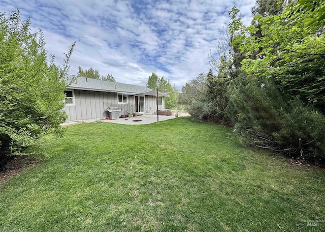 view of yard with a patio