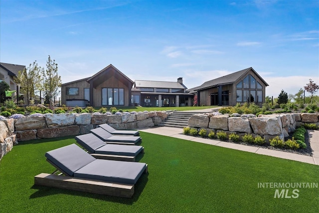 view of property's community featuring a yard