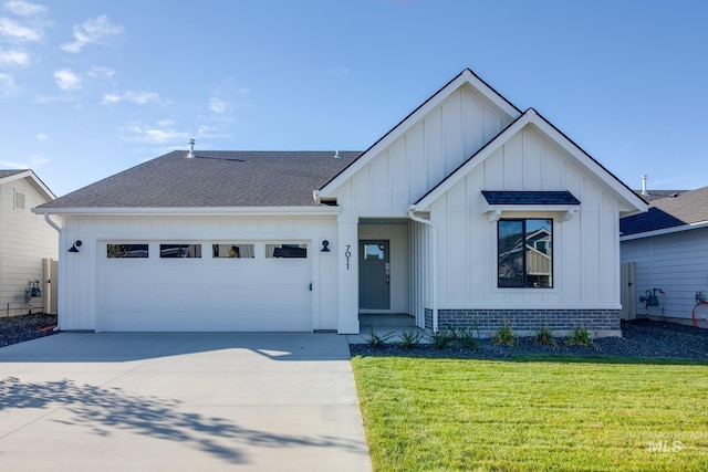 view of front of home featuring a front yard and a garage