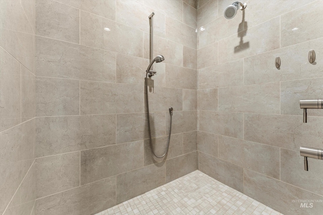 bathroom featuring a tile shower