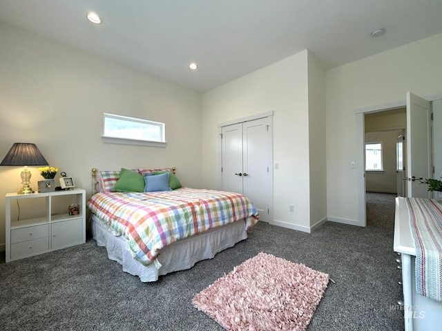 carpeted bedroom featuring recessed lighting, baseboards, and a closet