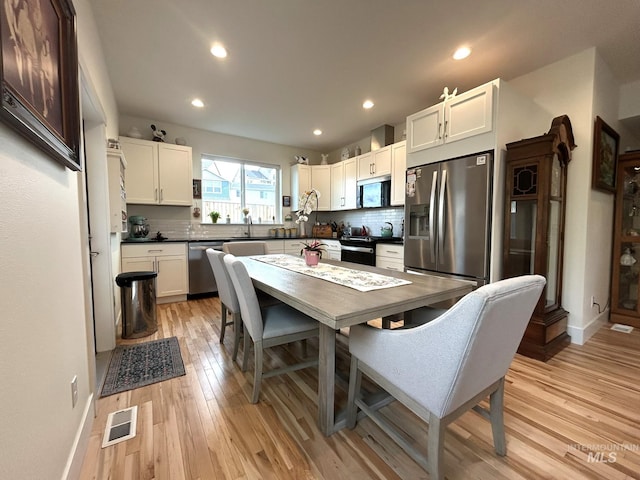 dining area featuring recessed lighting, visible vents, baseboards, and light wood-style flooring