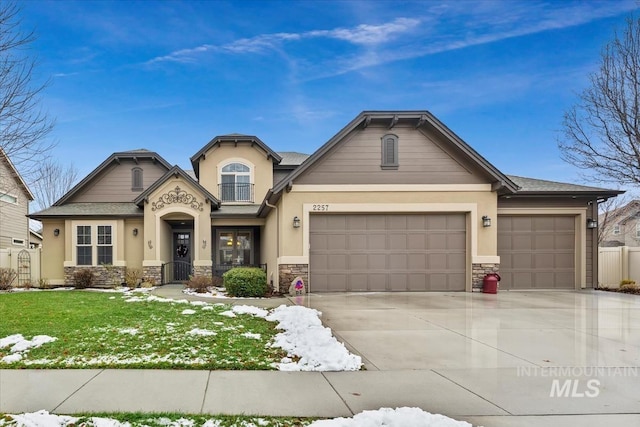 view of front of home featuring a front yard and a garage