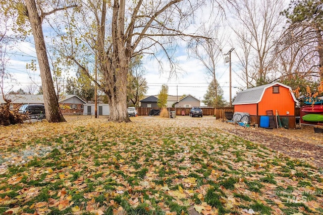 view of yard with an outbuilding