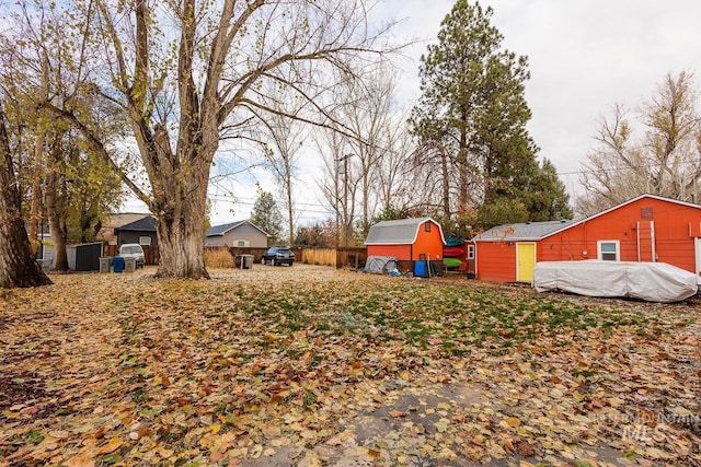 view of yard featuring a shed