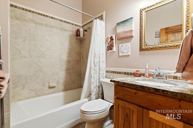 full bathroom featuring shower / tub combo with curtain, vanity, and toilet