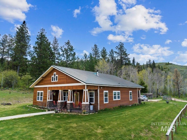 view of front of home featuring a front yard