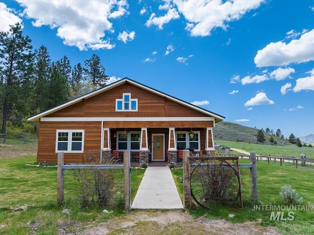 view of front of home featuring a mountain view