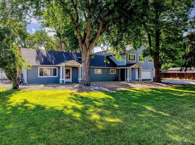 view of front of property featuring a front yard and fence