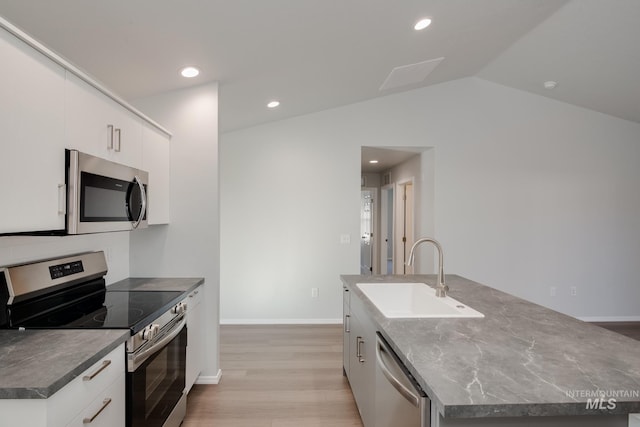 5814 W Mikonos St, Meridian, ID 83646 - kitchen with an island with sink, light wood-type flooring, vaulted ceiling, a sink, and stainless steel appliances