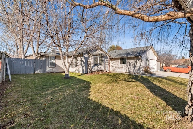 view of front of house featuring a front yard