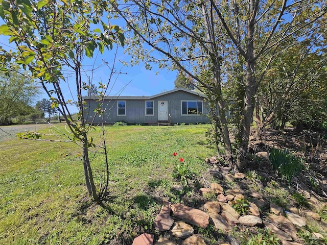 view of front of home featuring a front lawn