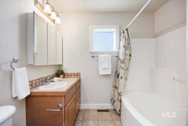 891 N Pointe Dr, Twin Falls, ID 83301 - full bathroom featuring vanity, shower / bath combo with shower curtain, toilet, baseboards, and tile patterned flooring
