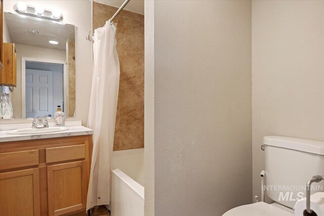 129 S Chestnut St, Kimberly, ID 83341 - bathroom with vanity, toilet, shower / tub combo, and a textured wall