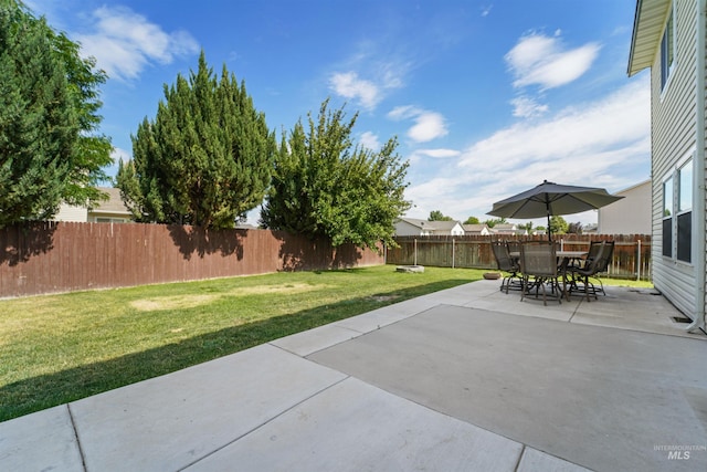 5217 Weston Ave, Caldwell, ID 83607 - fenced backyard with a patio area and outdoor dining space