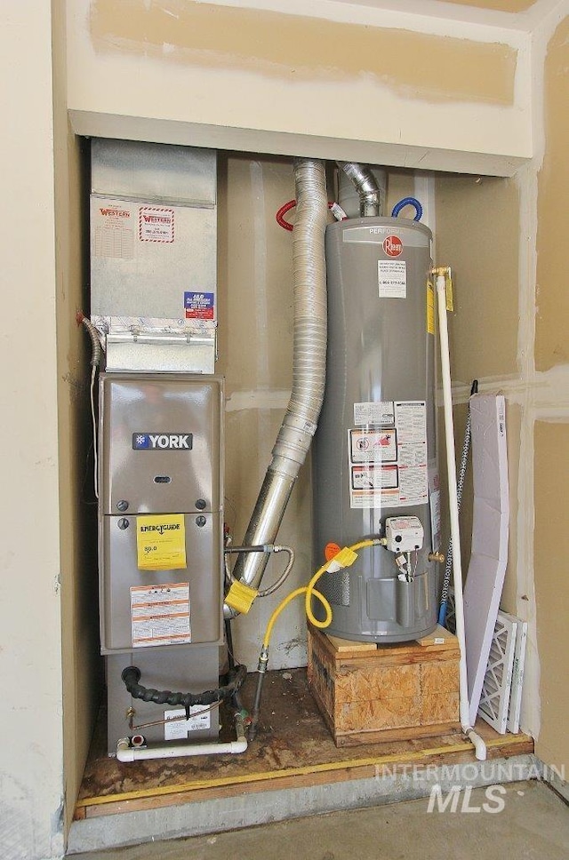 1300 Diamond Ct, Nampa, ID 83686 - utility room with water heater