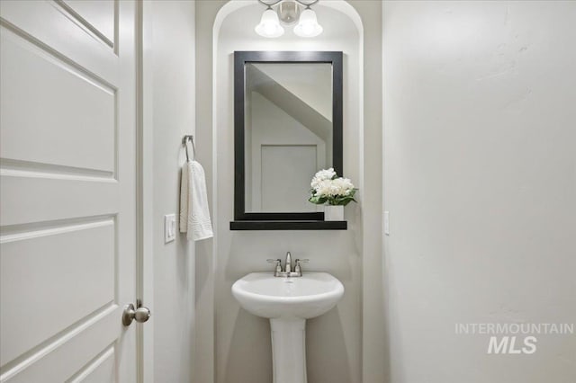 bathroom featuring a sink