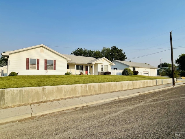 single story home featuring a front lawn