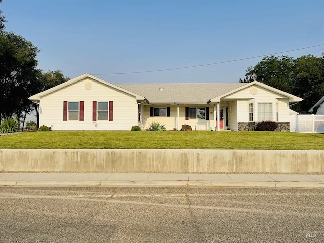 single story home featuring a front lawn