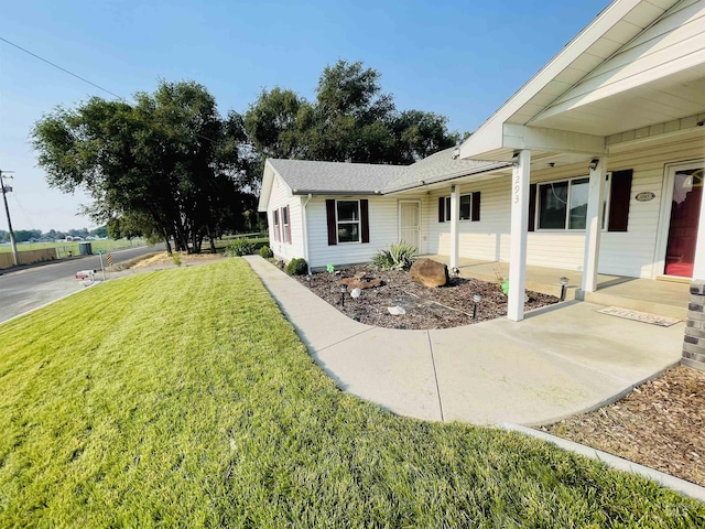 view of front of home featuring a front lawn