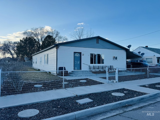 view of front facade featuring a fenced front yard