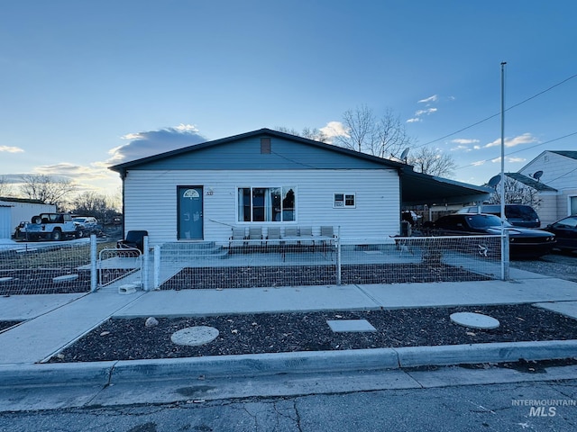 view of front of home featuring a fenced front yard