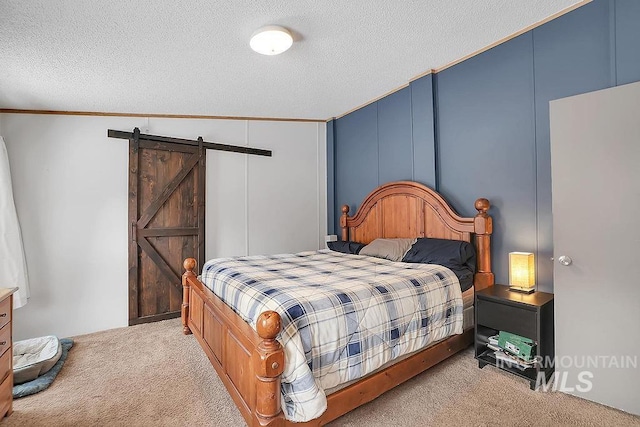 bedroom featuring a barn door, crown molding, a textured ceiling, lofted ceiling, and light carpet