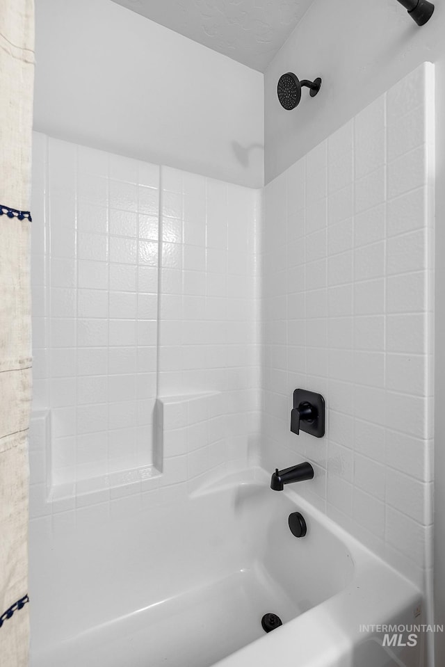 bathroom with tiled shower / bath combo